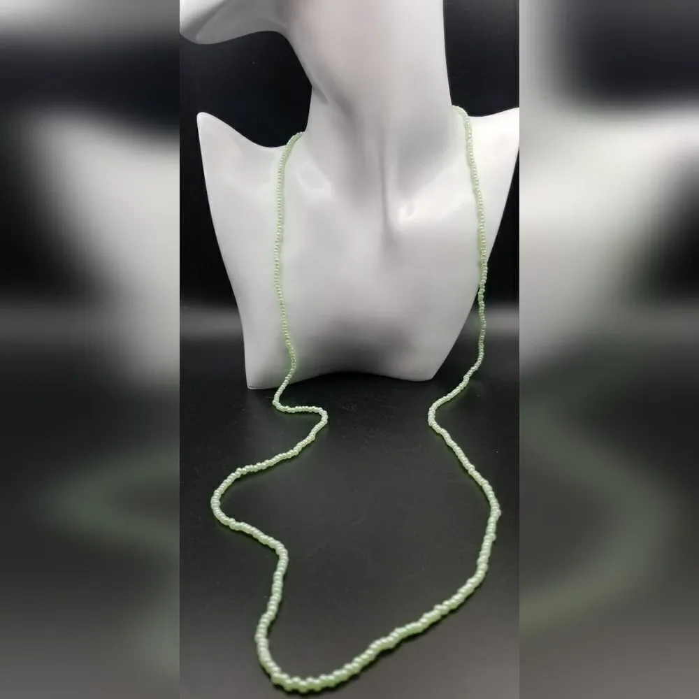 Gorgeous flowing green seed beaded necklace. N133